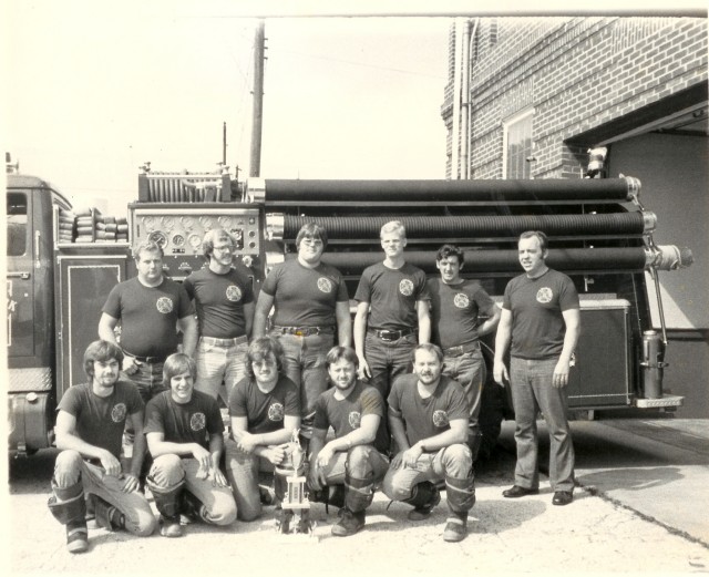 1977 New Holland Fair Tug-O-War 3rd Place Team.
Kneeling: Dennis Patterson, Tom Witman, Barry Plank, Gerry Jackson, Ken Jackson Sr.. Standing: Glen Esworthy, Barry Brown, Mike Hartz, John Jacobs Jr., Bob Plank, John Goodman (Team Captain)